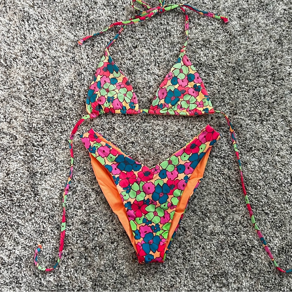 Frankie’s Bikinis Set in Groovy